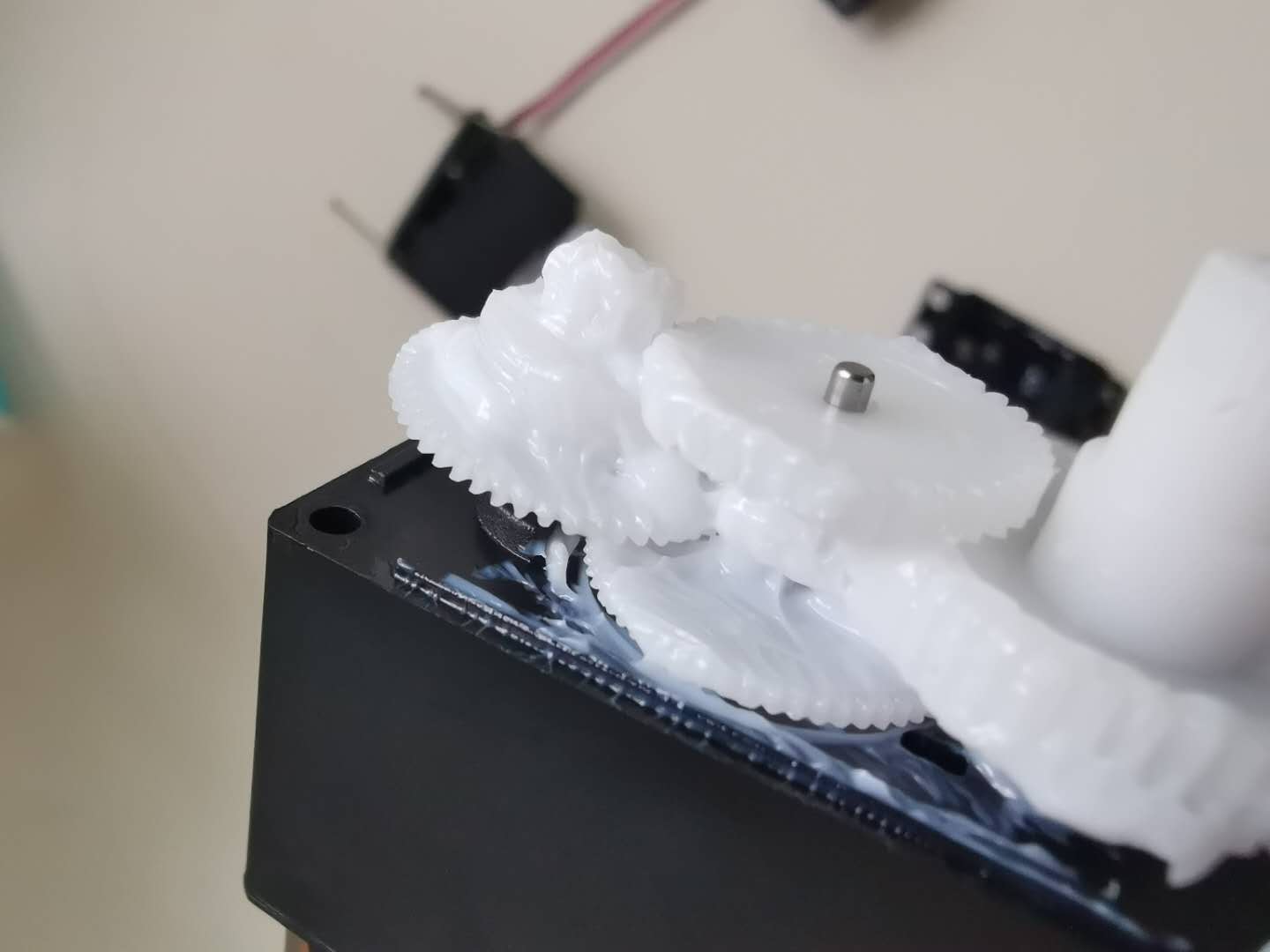 選擇塑膠齒輪潤滑脂應考慮哪些因素呢？